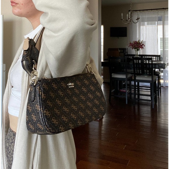 Guess small shoulder bag with matching coin purse, Like New - Picture 3 of 7